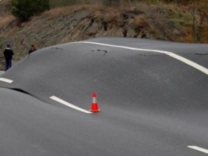 Heyelan asfaltı 1,5 metre yükseltti