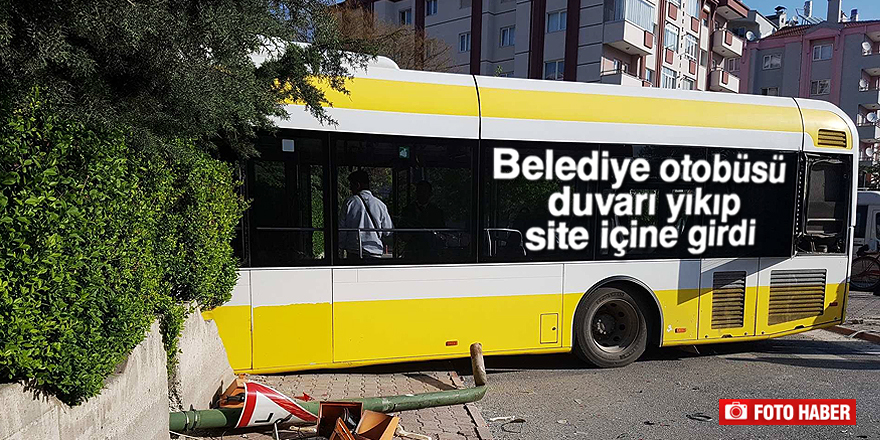 Belediye otobüsü duvarı yıkıp site içine girdi