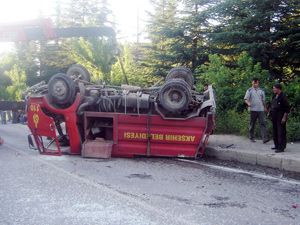 Yangına giden itfaiye kaza yaptı: 5 yaralı