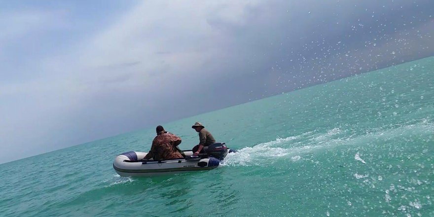 Beyşehir Gölü’nde şişme botla olta avı yapan 9 kişi yakalandı