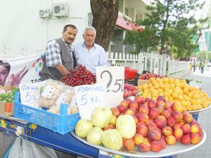 Çin eriği ve pepinocu seyyar meyve satıcısı