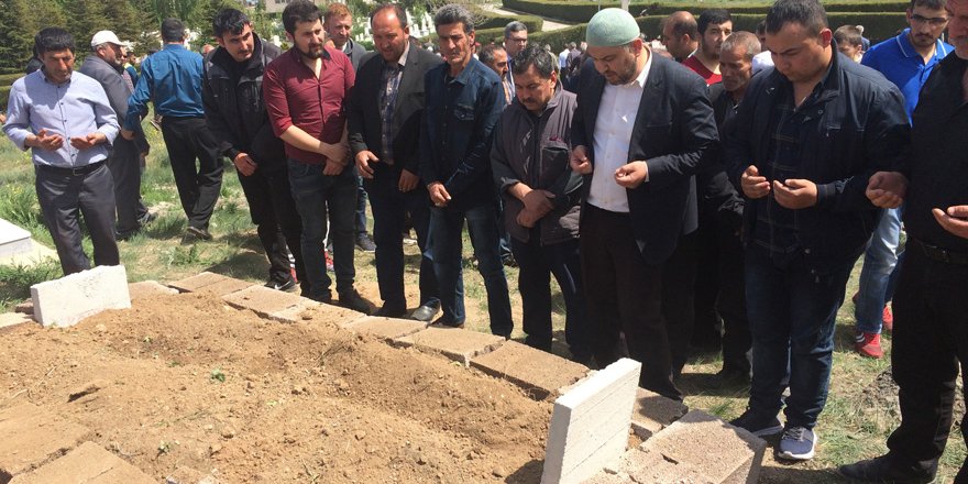 Oğlu tarafından öldürülen adam toprağa verildi