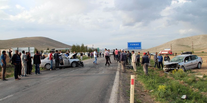 Yunak'ta trafik kazası: 10 yaralı