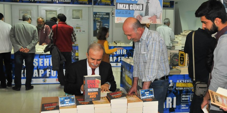 Yazarlar Akşehir Kitap Fuarı’nda kitaplarını imzaladı