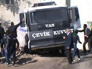 Önce taşladılar, sonra yardıma koştular!