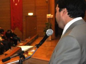 Başörtülü kızlar hicrete zorlandı