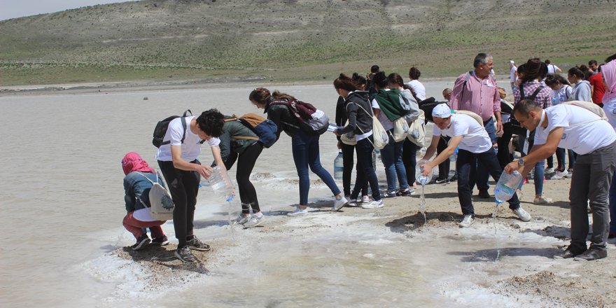 Öğrenciler Meke Gölü'ne bidonla su döktü