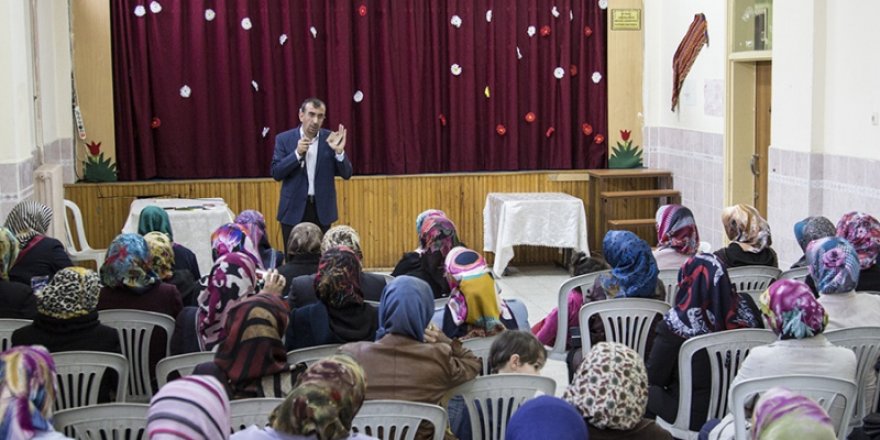 Aileler çocuklarına namazı öğretmeli