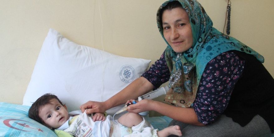 Ameliyat olan Veli Ömer bebeğin doğum günü hastanede kutlandı
