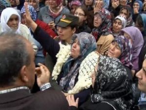 Şehidin annesi oğlunu el sallayarak uğurladı