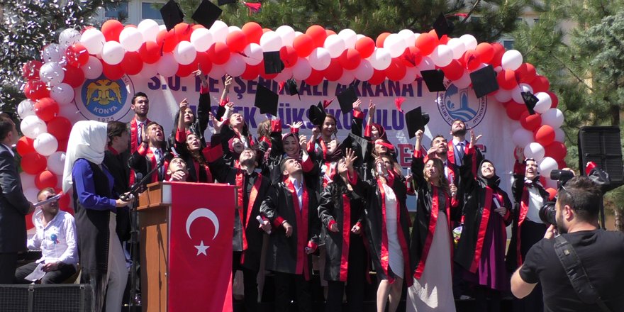Beyşehir'de öğrencilerin mezuniyet heyecanı