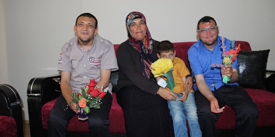 Zihinsel engelli çocuklarına 21 yıldır bebek şefkatiyle bakıyor