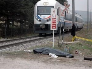 Trenin çarptığı kadın hayatını kaybetti