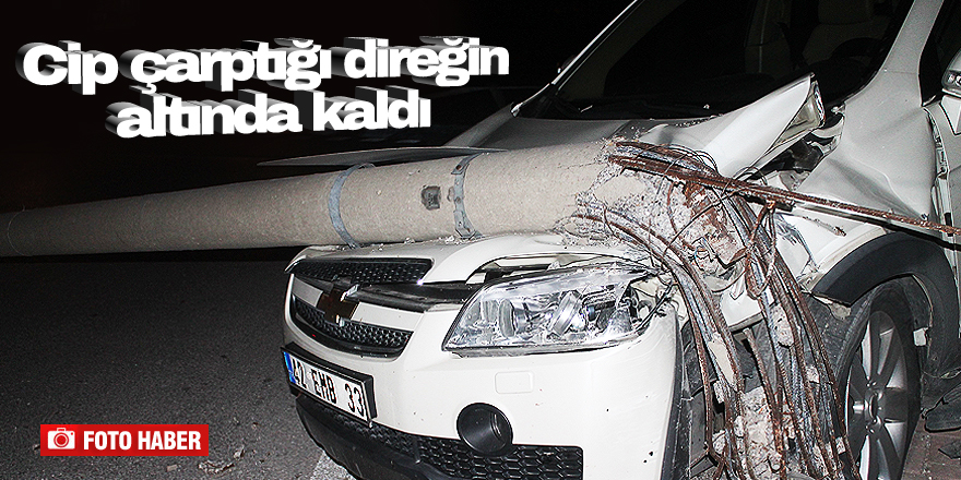 Cip çarptığı direğin altında kaldı