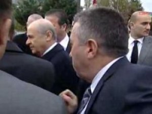 Bahçeli gişelerde durup el öptürüp gitti