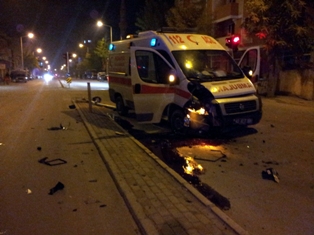 Ambulans kaza yaptı