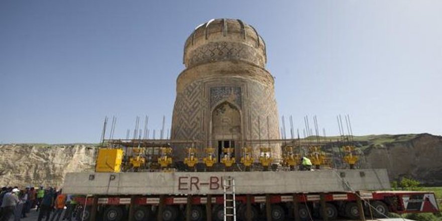 Selçuk Üniversitesinin desteğiyle Zeynel Bey Türbesi taşındı