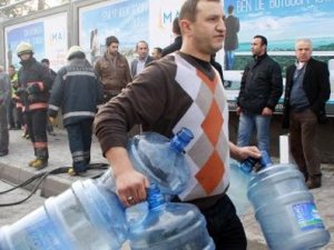 Yanan otobüsü damacana ile söndürdüler
