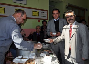 Öğrencilere aşure dağıtıldı