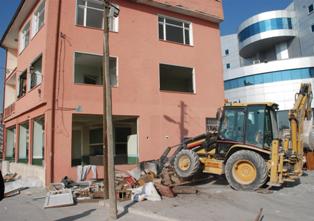 Metruk bina kamulaştırılarak yıkıldı