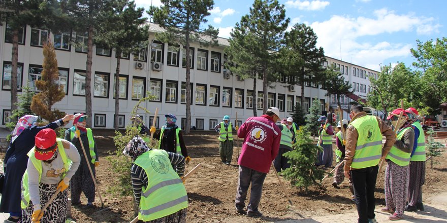 Seydişehir Belediyesi’nden kaymakamlık binası etrafına çevre düzenlemesi