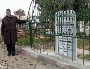Yaşerken mezar taşına ölüm tarihini yazdırdı