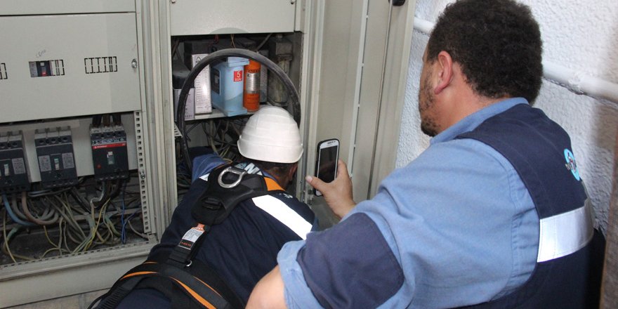 Elektrik panosuna sıkışan güvercin kurtarıldı