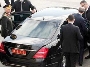 Erdoğan, Özel’i makam aracına alıp karargaha gitti