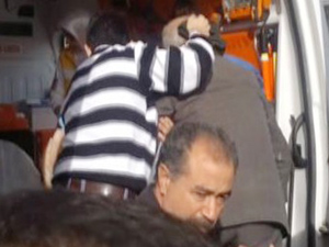 Ambulansa binmek istemeyen yaralı için herkes seferber oldu