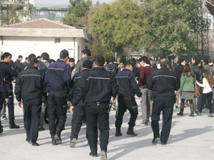 Liseli kavgasına polis müdahale etti