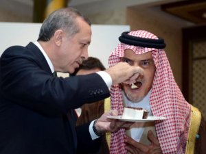 Davutoğlu ve Araplara elleriyle pasta yedirdi
