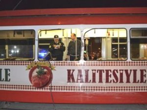 Yolcu otobüsü ile tramvay çarpıştı