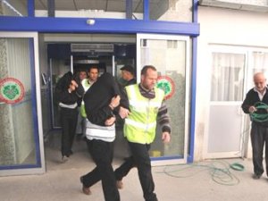 Okuldaki çelik kasayı açamadılar, kaçarken yakalandılar