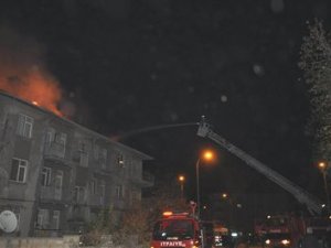 Çatıdaki yangın korkuttu