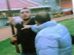 Sahaya tüfekle girdi