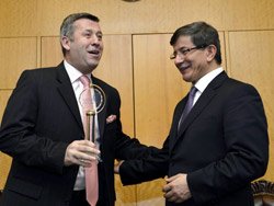 Şentürk Davutoğlu'nu kırdı geçirdi