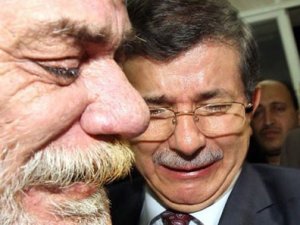 Davutoğlu'nun sarılarak ağladığı adam geldi