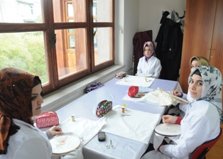 Enstitü meslek edindiriyor