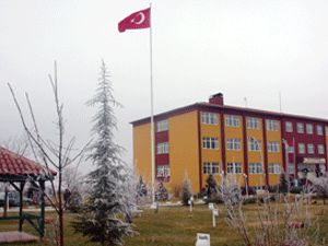 Yüksek okula dev bayrak asıldı