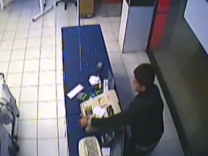 Hırsız kasayı soydu, sonra "kolay gelsin" dedi