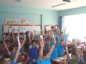 Öğrencilere diş macunu ve fırçası