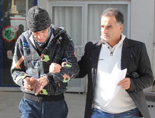 Çocuklara hırsızlık yaptırırken yakalandı