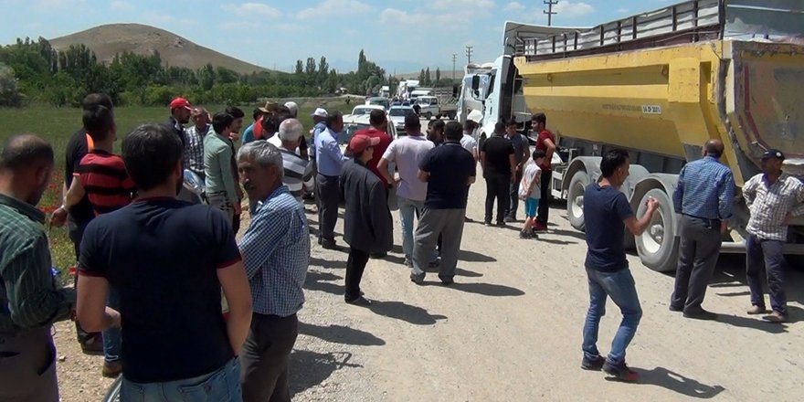 Kum kamyonlarına tepki gösteren vatandaşlar yol kapattı