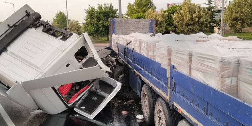 Konya'da tır alt geçit duvarına çarptı: 2 yaralı