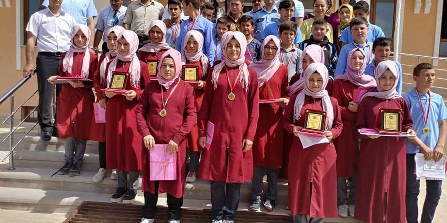 Dedeler’de TEOG’da başarılı öğrencilere plaket verildi