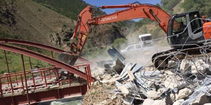 Van'da PKK'nın köprüsü yıkıldı