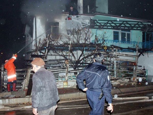 Evi yanan yaşlı adam içeride kalan parasına ağladı