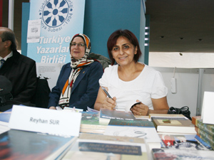 Kitaba ilgi devam ediyor