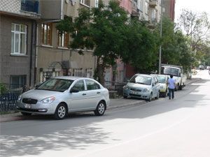 Yaya yolu değil park alanı