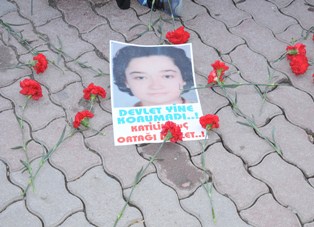 Cinayet yerine karanfil bıraktılar